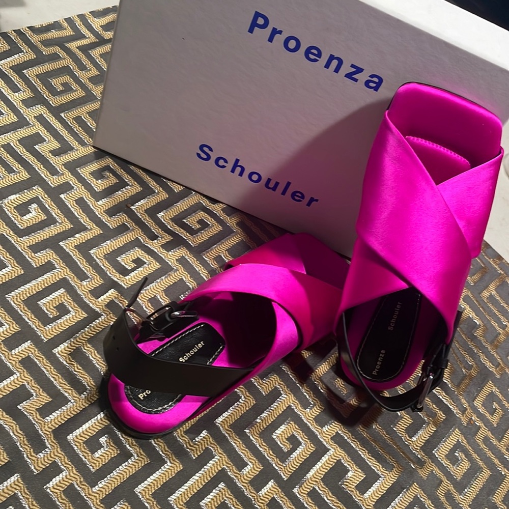 PROENZA SCHOULER - Square crossover sandals in fuchsia